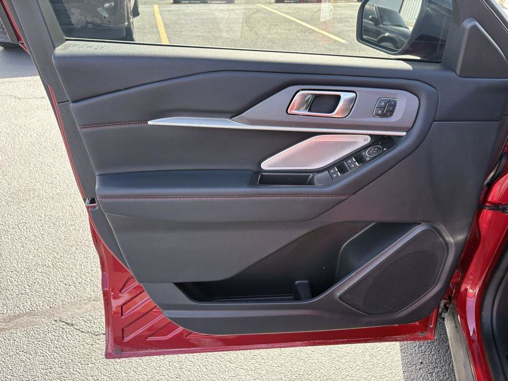 Used 2025 Ford Explorer ST image 3