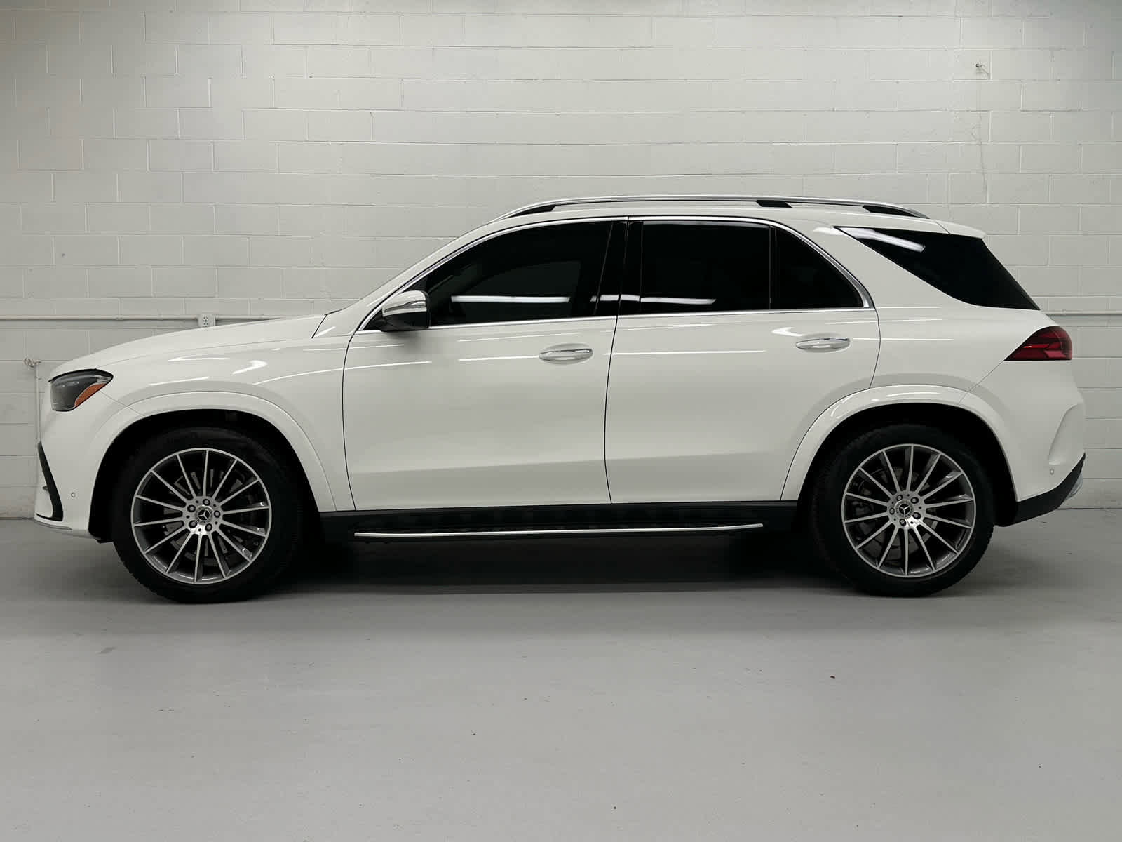 Used 2025 Mercedes-Benz GLE 350 4MATIC image 3