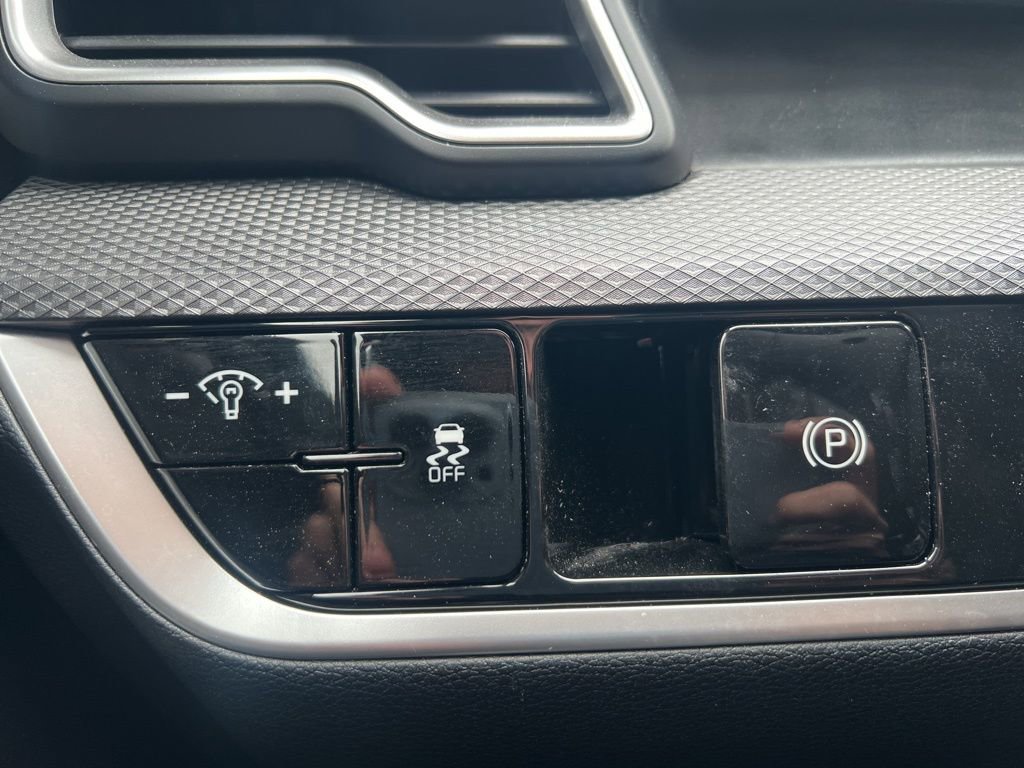 Used 2025 Kia Sportage LX image 15