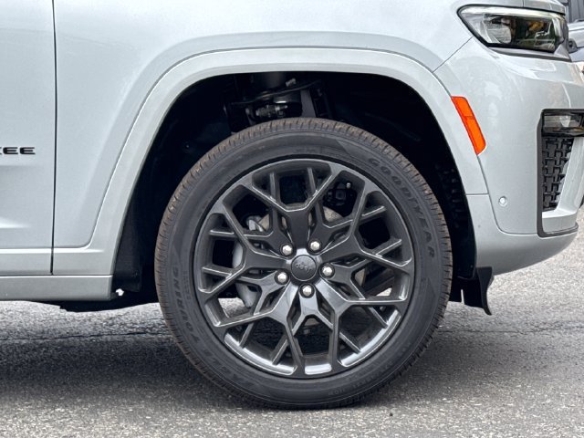 New 2026 Jeep Grand Cherokee Summit w/ Obsidian Package AWD/4WD image 7