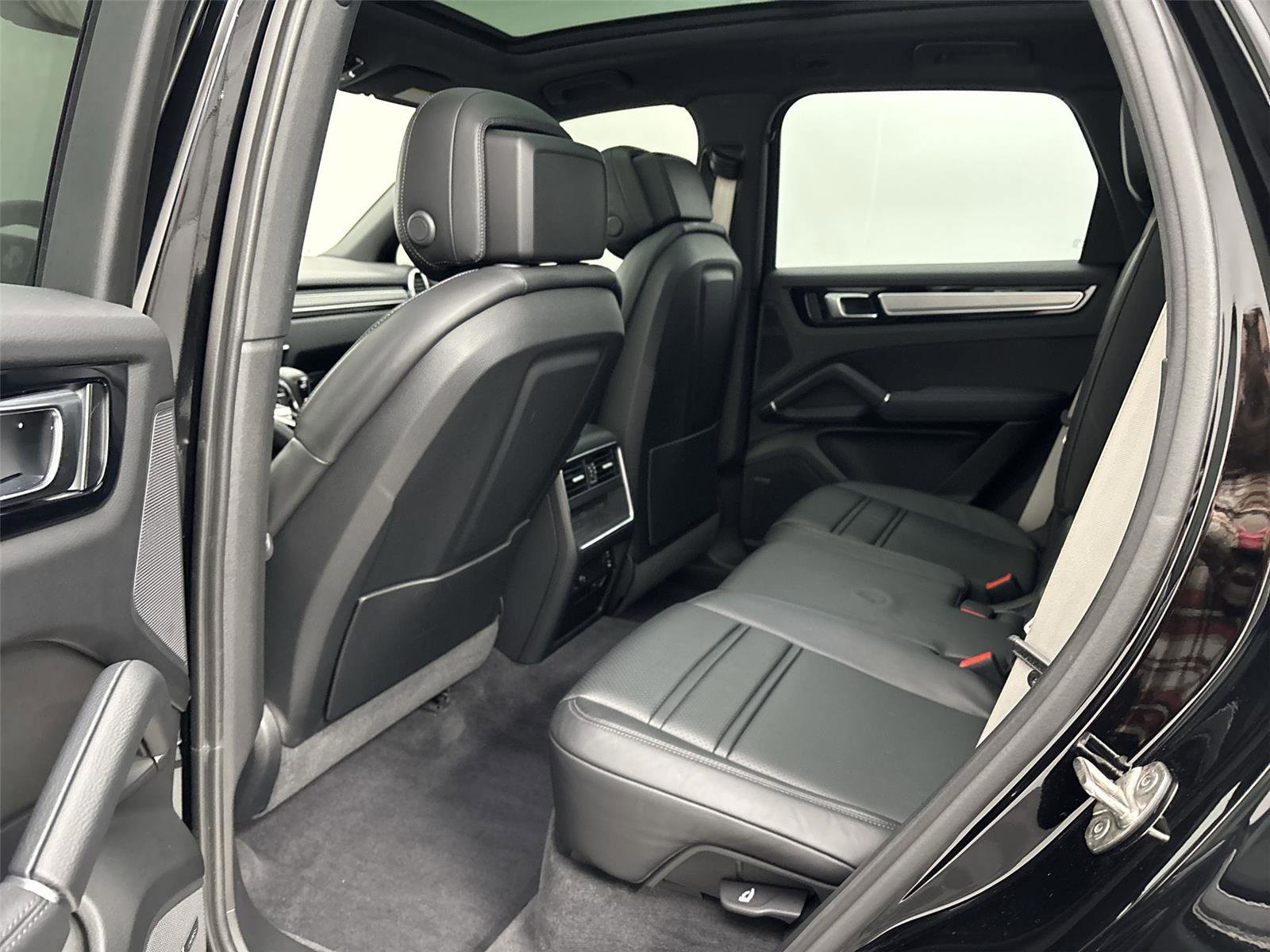 Used 2023 Porsche Cayenne image 29
