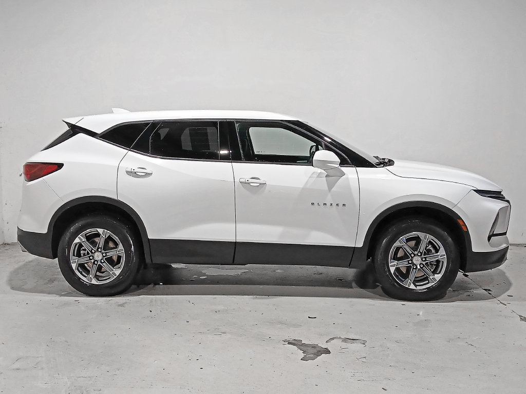 Used 2025 Chevrolet Blazer LT FWD image 7