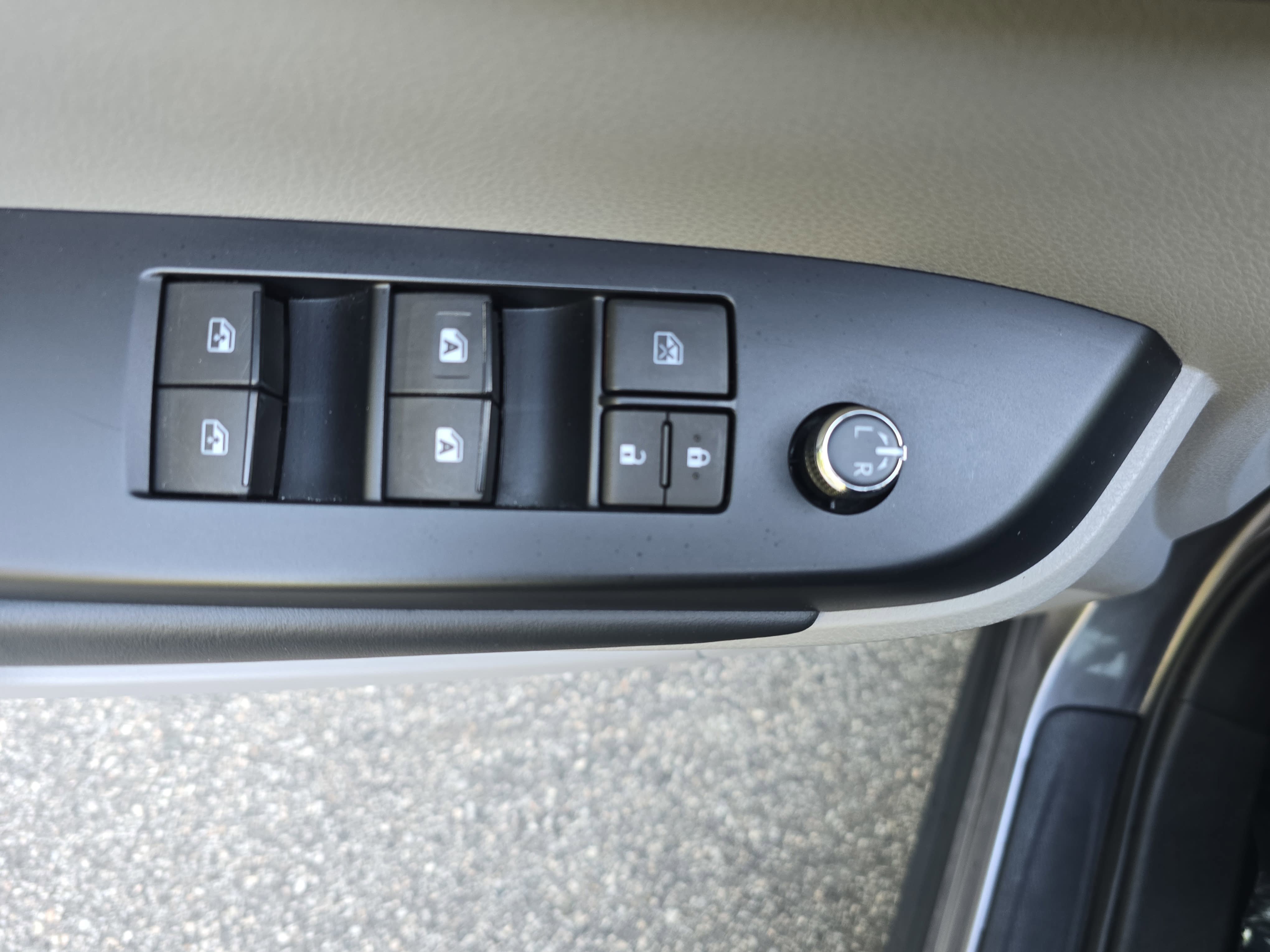Used 2019 Toyota Highlander XLE FWD image 27