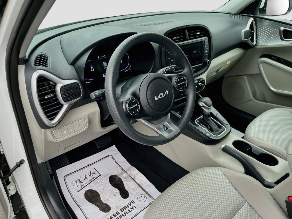 Certified 2025 Kia Soul LX w/ LX Technology Package FWD image 16