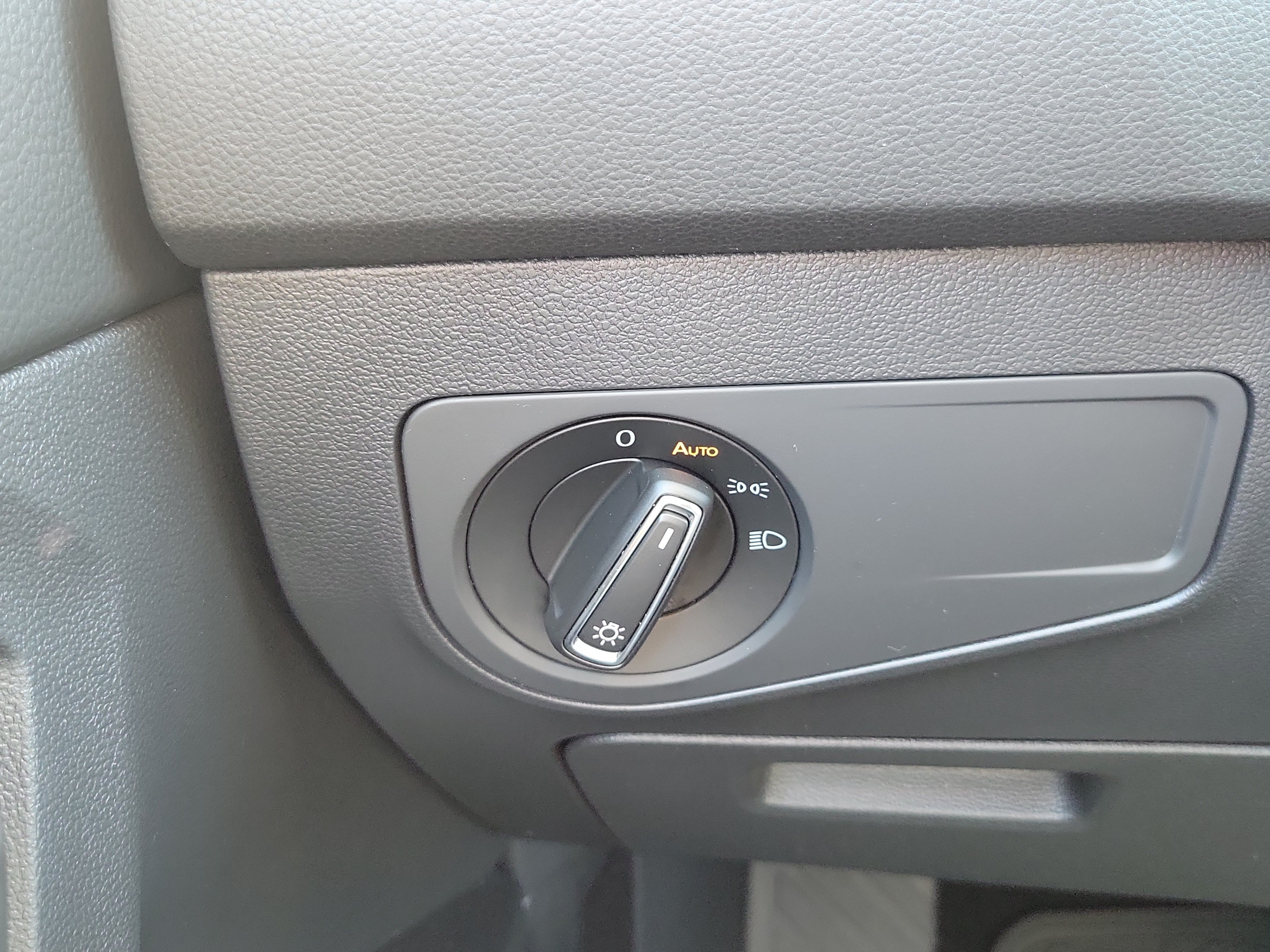 Used 2023 Volkswagen Tiguan SE w/ Panoramic Sunroof Package FWD image 25