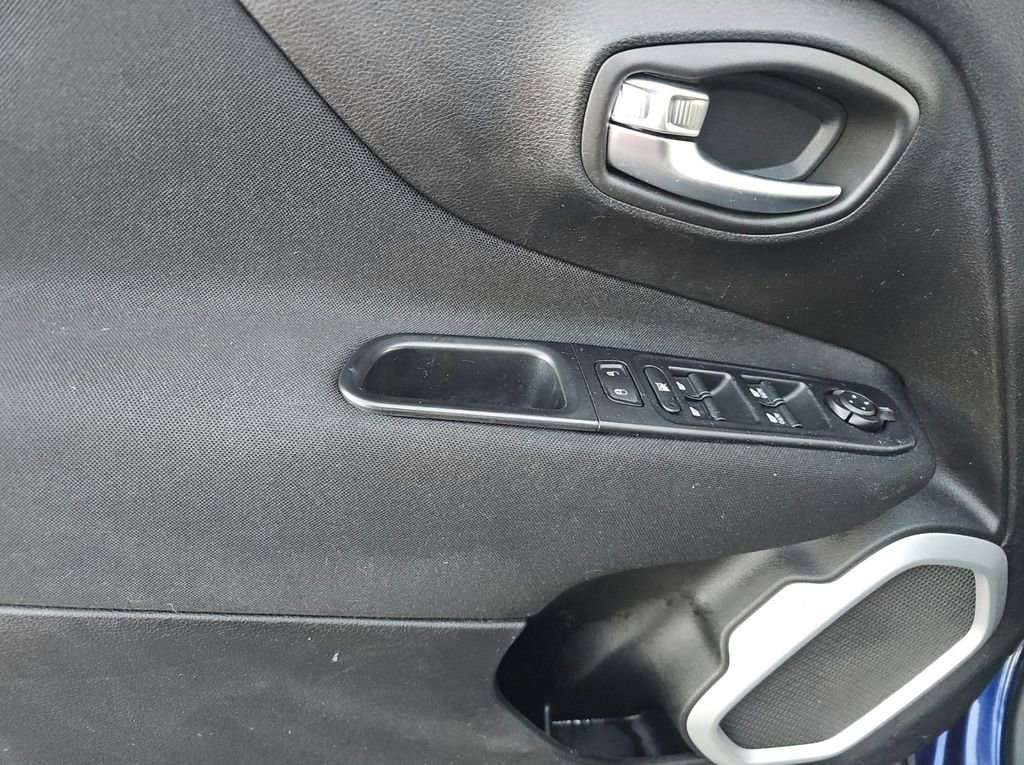 Used 2018 Jeep Renegade Latitude w/ Safety & Security Group image 11