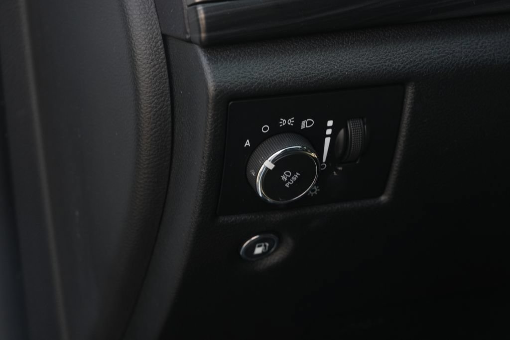 Used 2019 Jeep Grand Cherokee Altitude AWD/4WD image 12
