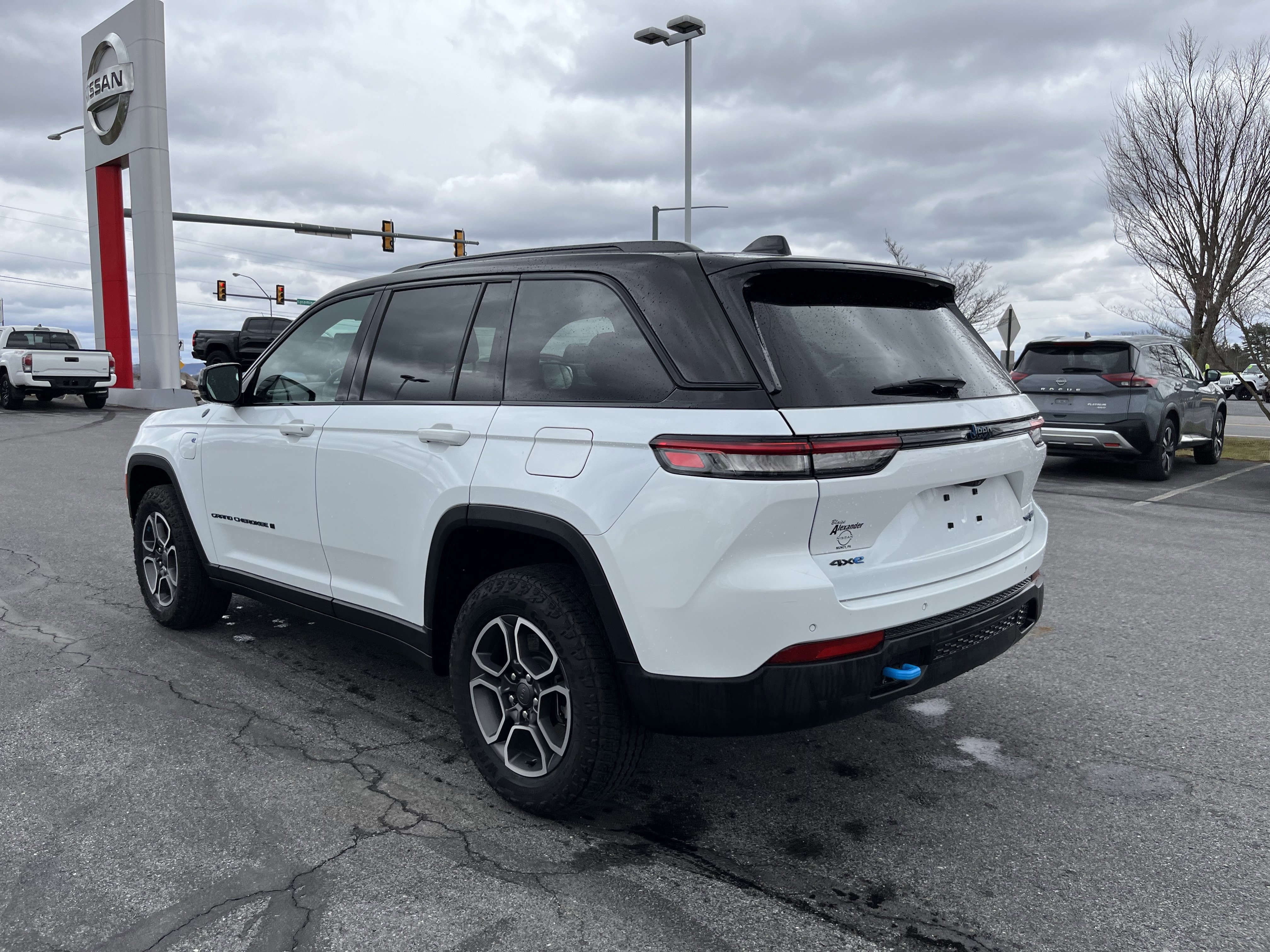 Used 2023 Jeep Grand Cherokee Trailhawk image 6