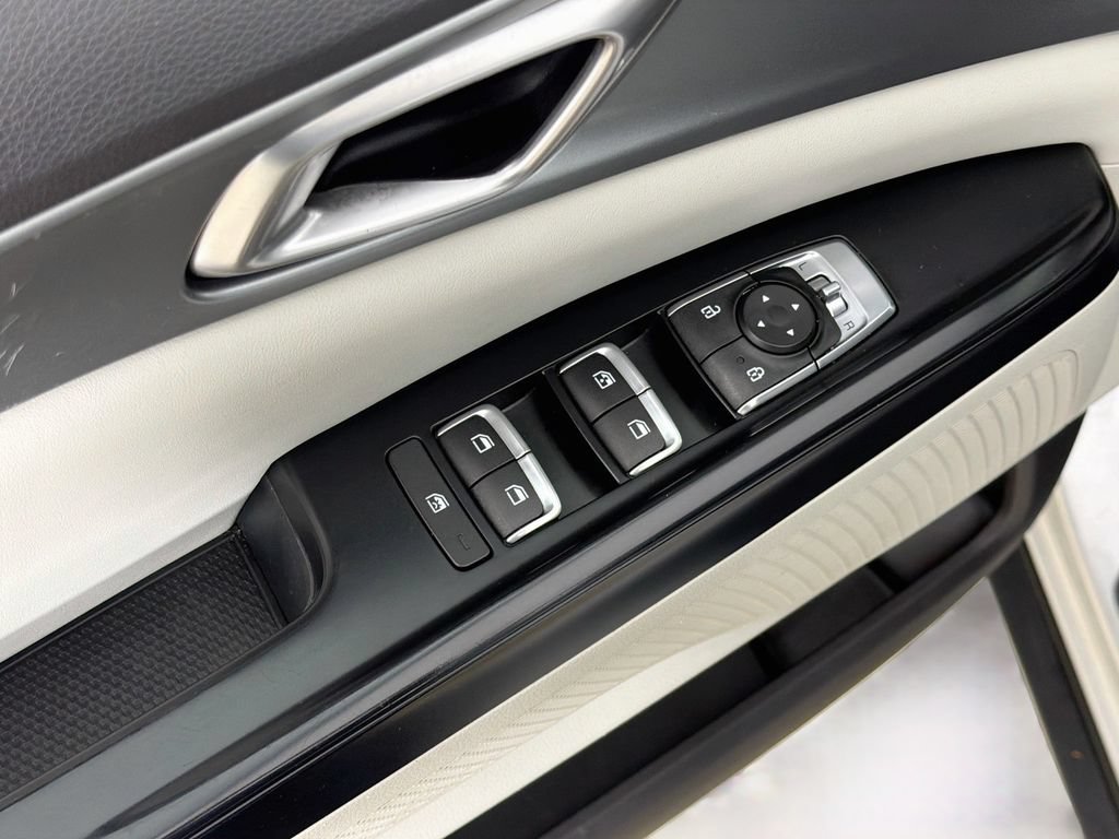 Used 2023 Kia Carnival LX FWD image 17