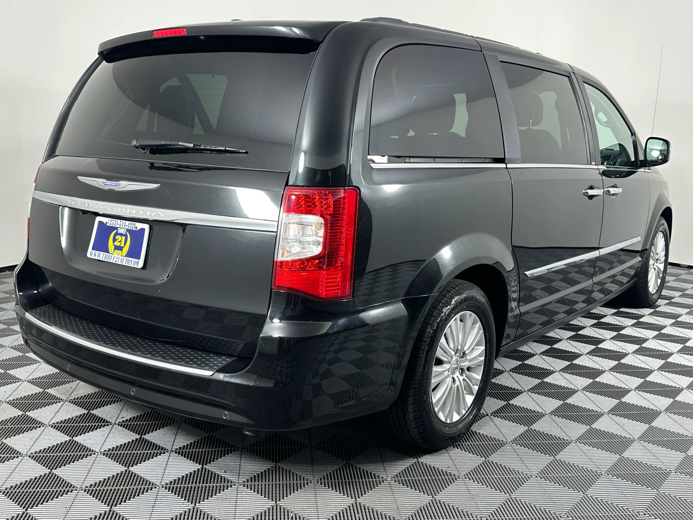 Used 2012 Chrysler Town & Country Touring-L w/ Premium Group FWD image 8
