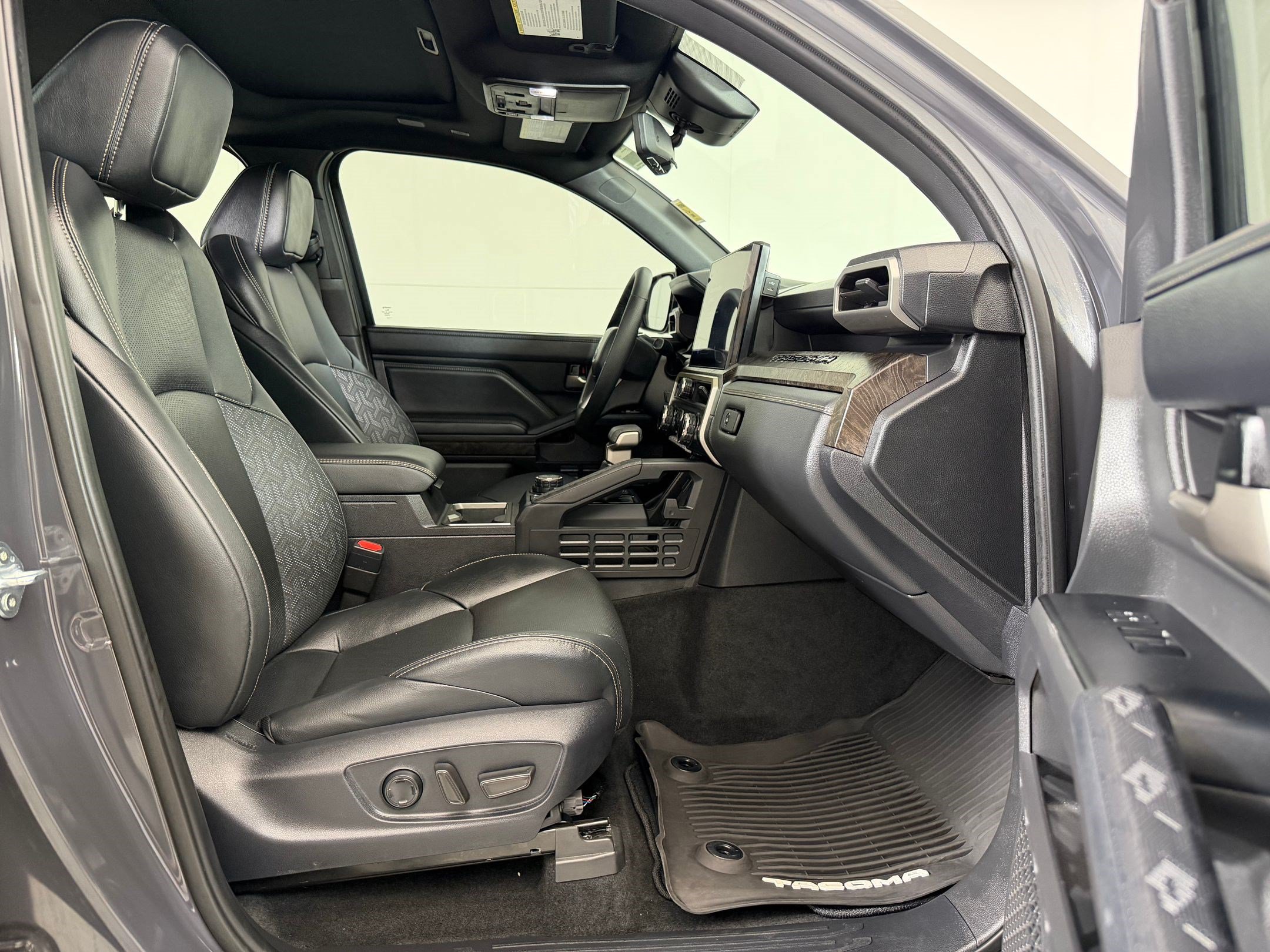 Used 2025 Toyota Tacoma Limited AWD/4WD image 25