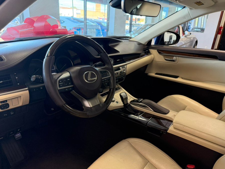 Used 2016 Lexus ES 350 w/ Luxury Package w/Wood Trim FWD image 38