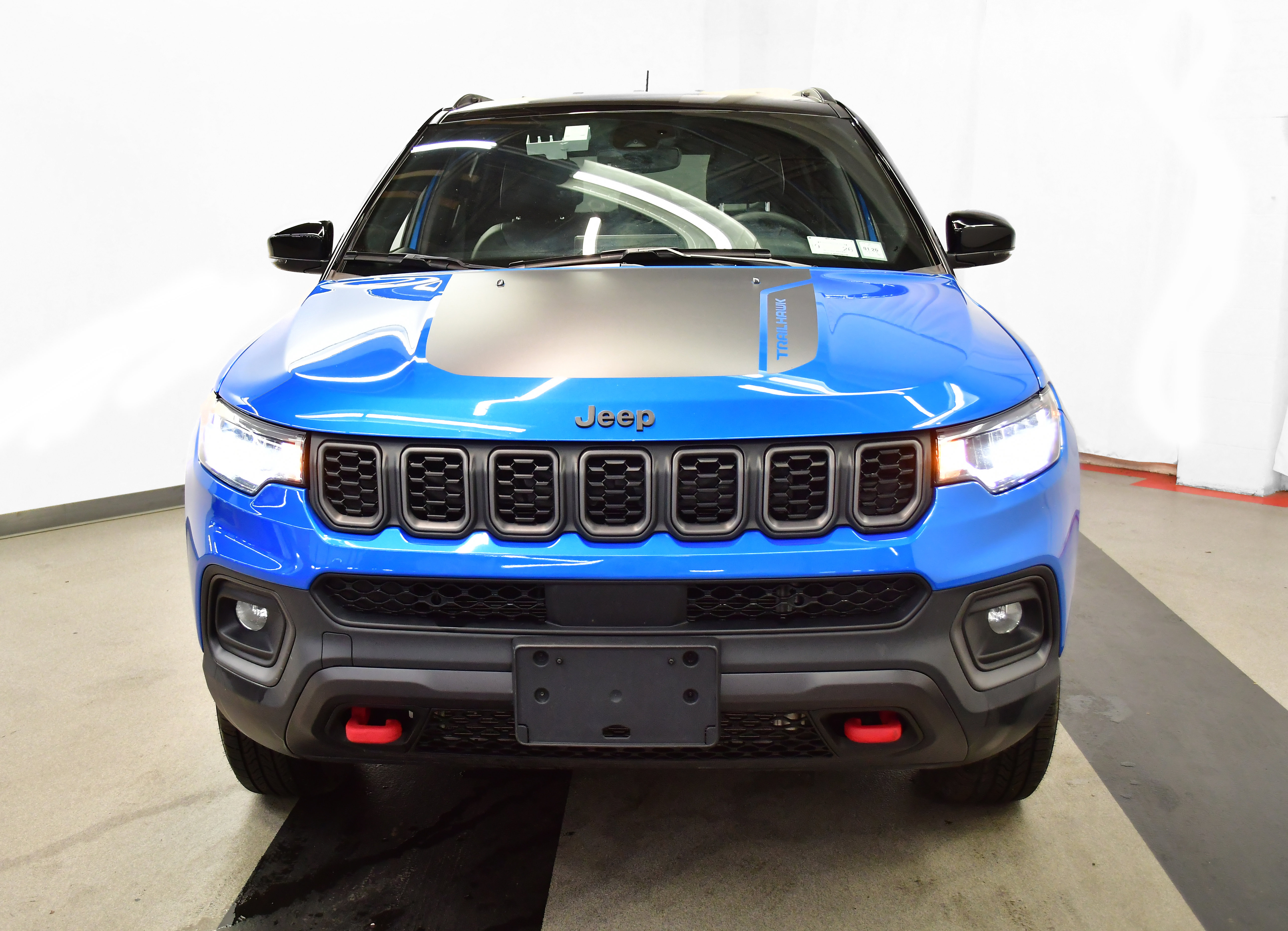 Used 2025 Jeep Compass Trailhawk image 3