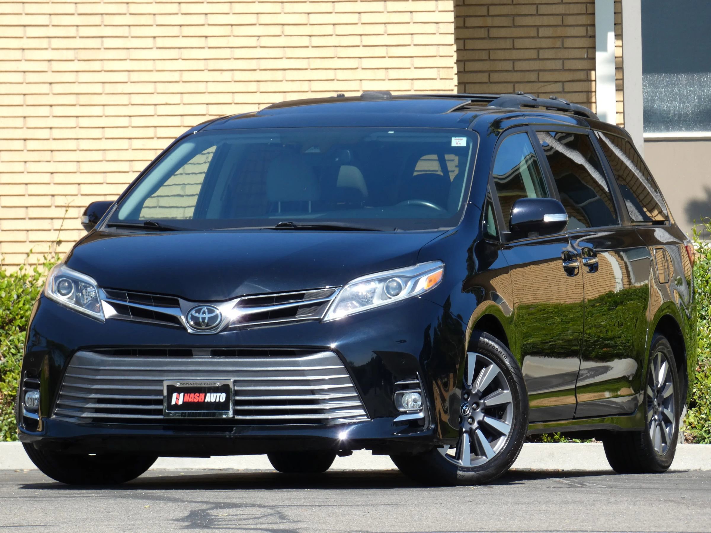 Used 2018 Toyota Sienna Limited image 4