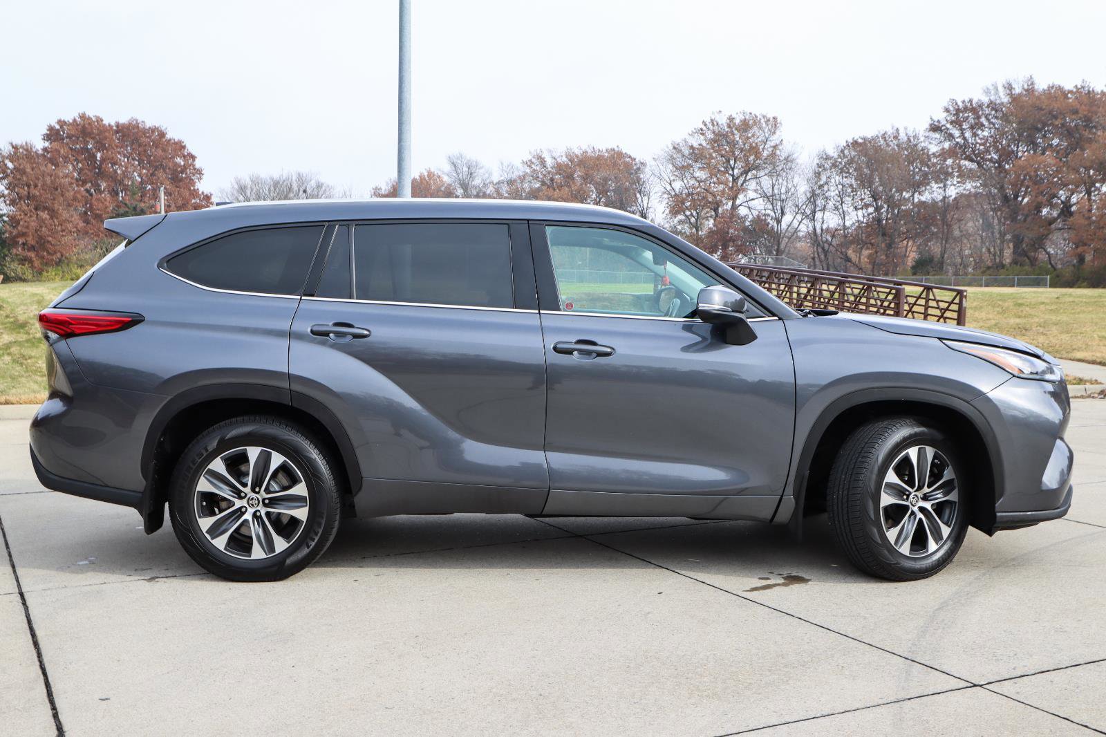 Used 2020 Toyota Highlander XLE image 5