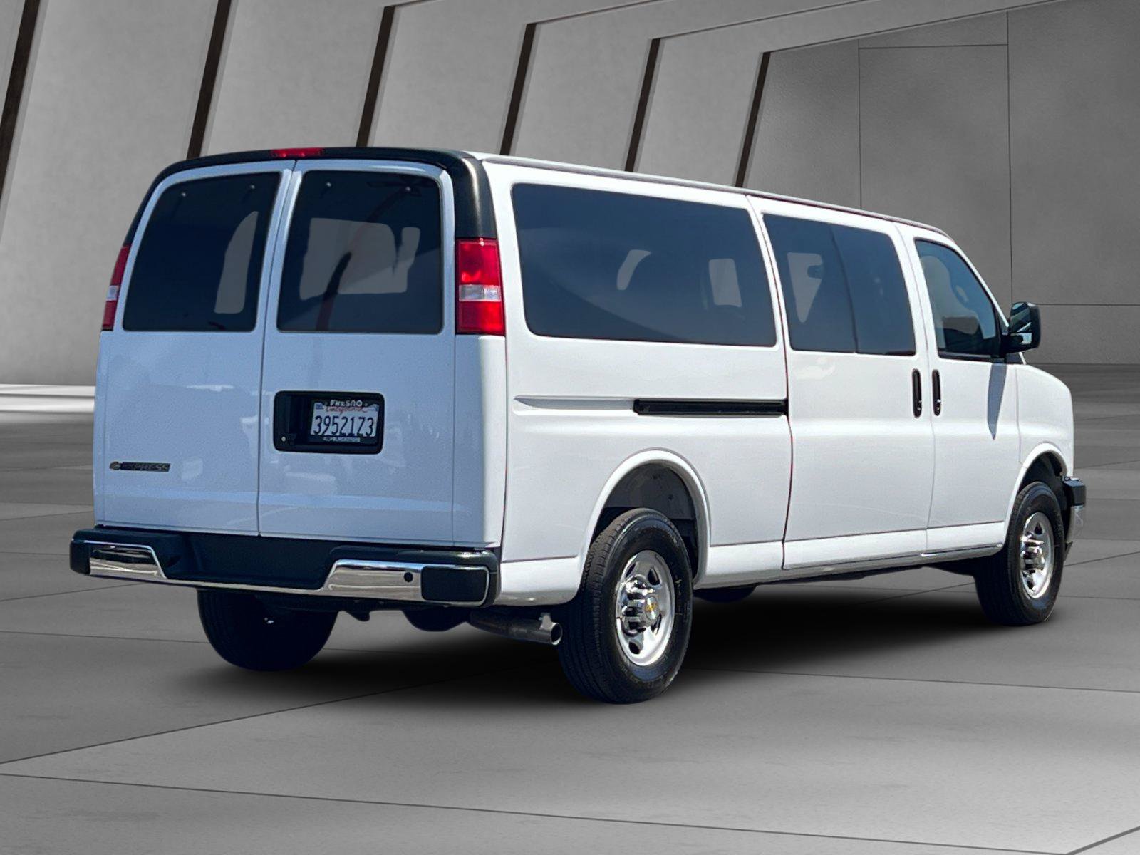 Used 2025 Chevrolet Express 3500 LT w/ LT Preferred Equipment Group RWD image 4