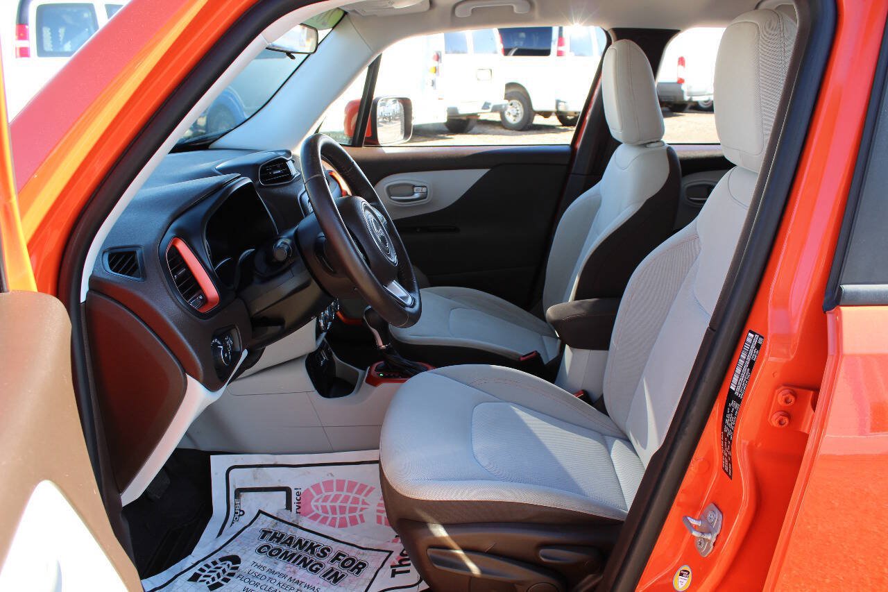 Used 2016 Jeep Renegade Latitude w/ Cold Weather Group FWD image 9