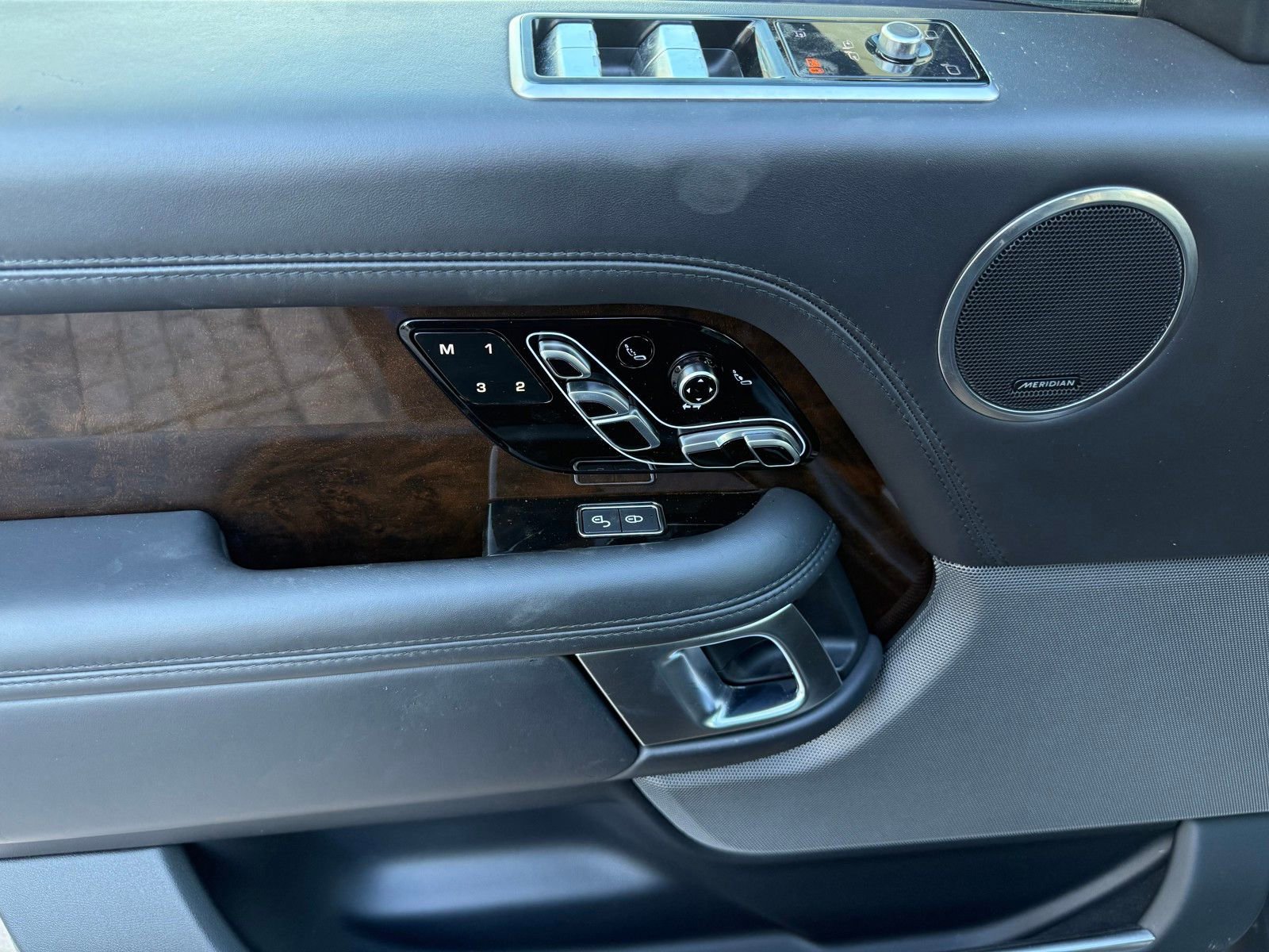 Used 2019 Land Rover Range Rover Autobiography image 23