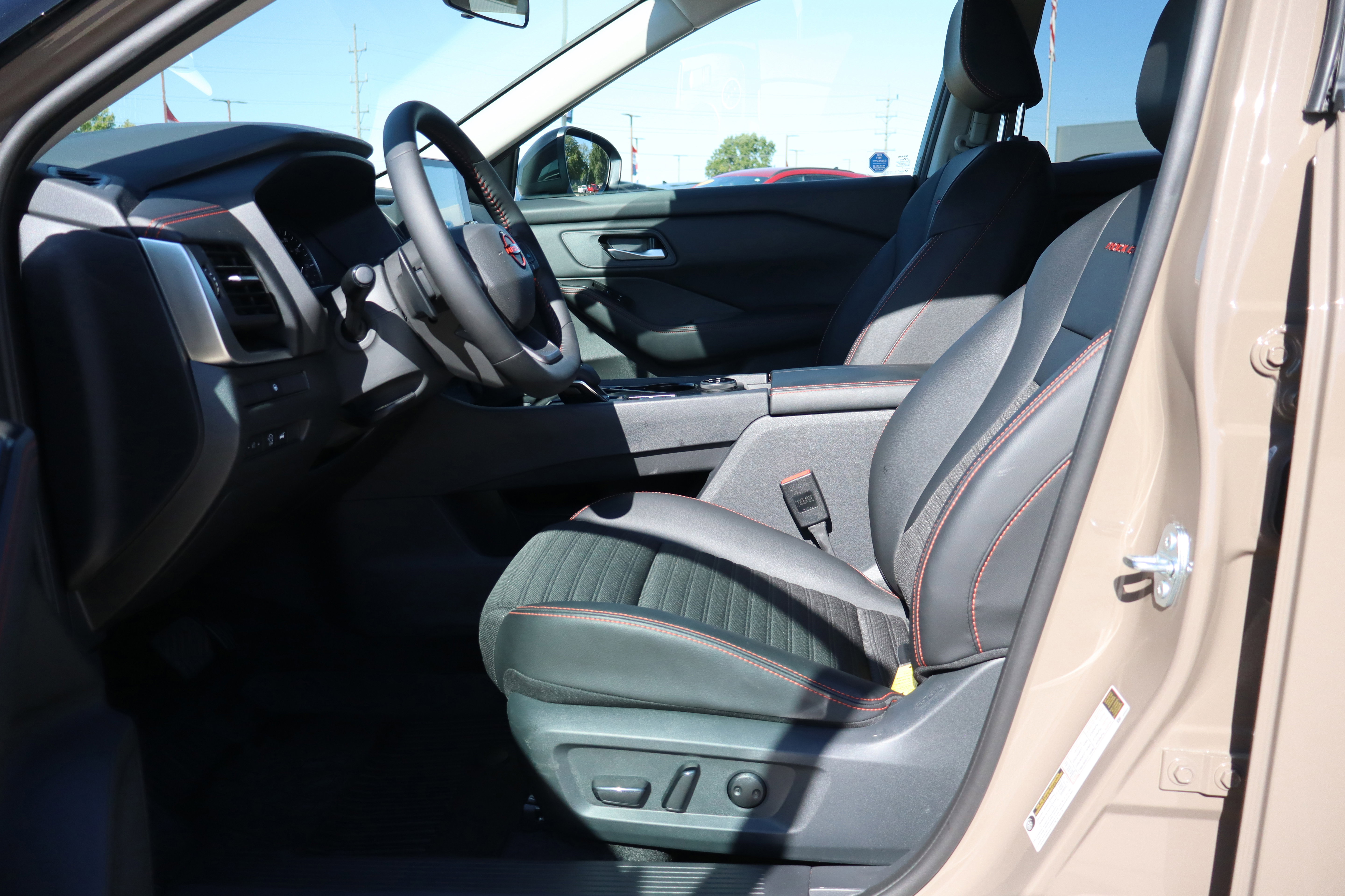 Used 2025 Nissan Rogue SV image 10