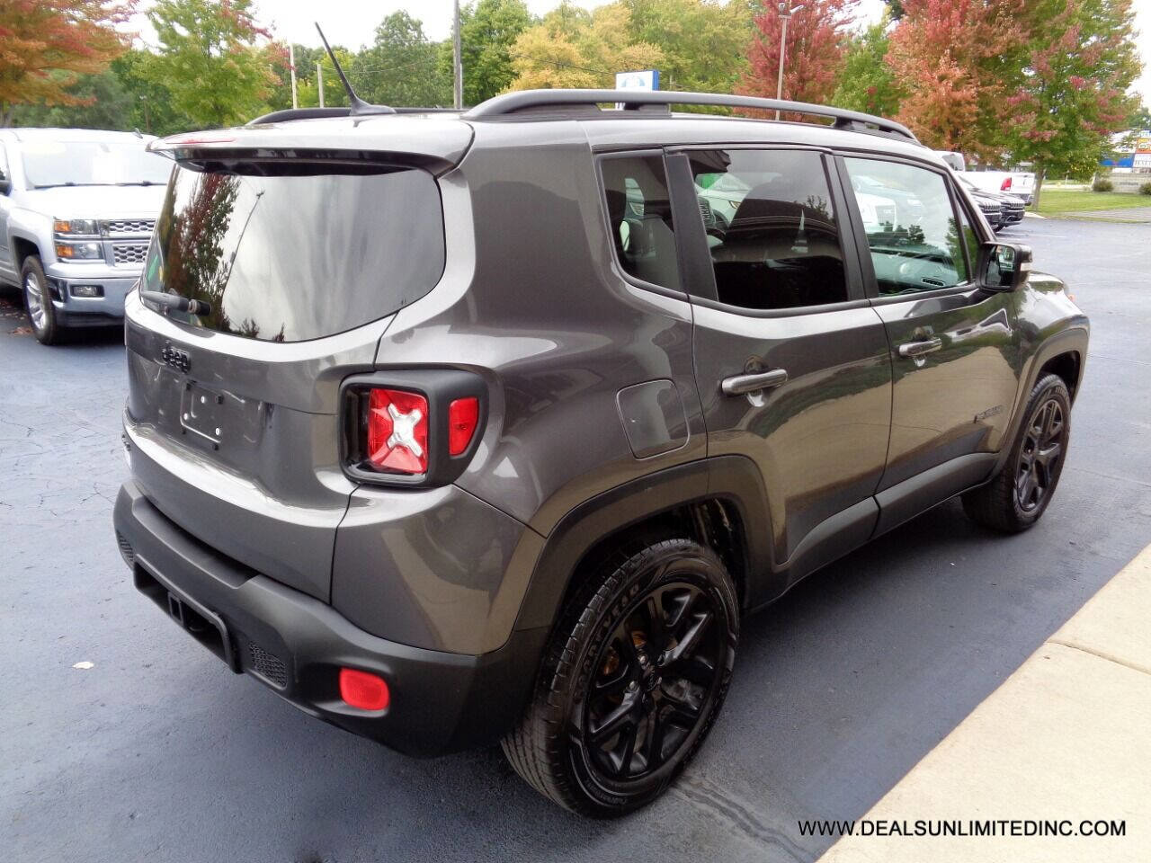 Used 2017 Jeep Renegade Altitude image 3