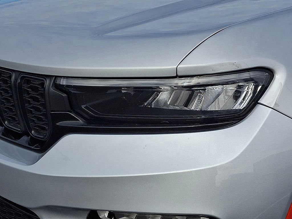 Used 2024 Jeep Grand Cherokee Limited w/ Black Appearance Package image 9