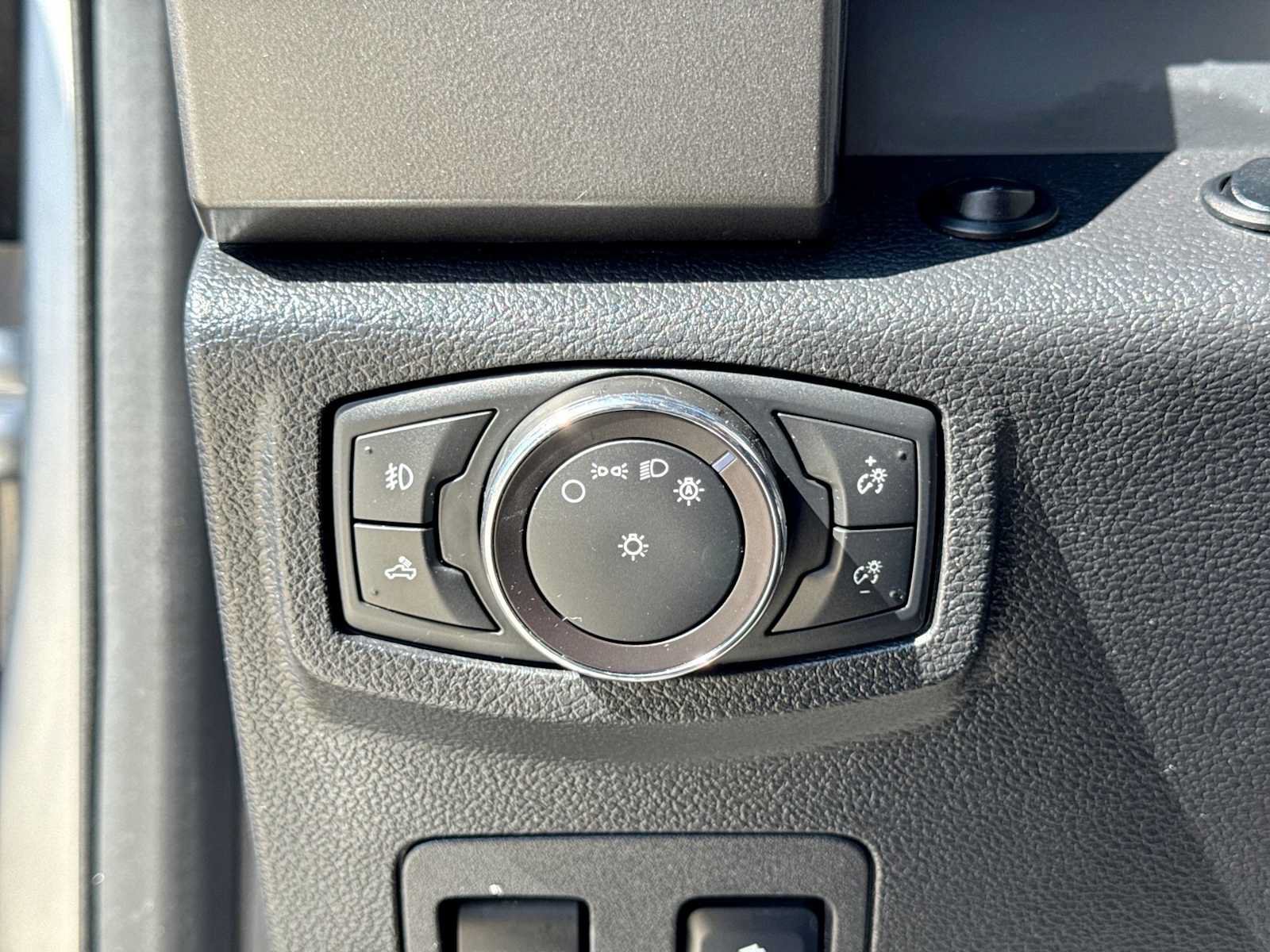 Used 2018 Ford F150 XLT w/ Equipment Group 302A Luxury AWD/4WD image 25
