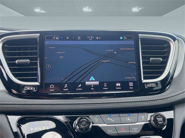 New 2026 Chrysler Pacifica Limited w/ Uconnect Theater Family Group image 24