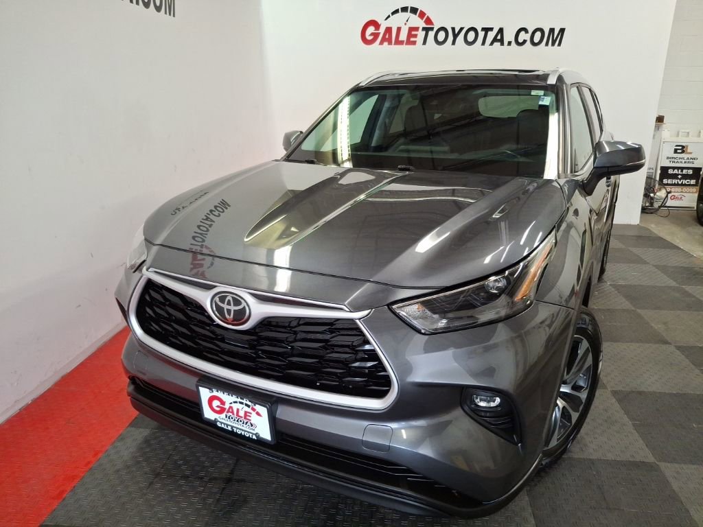 Used 2023 Toyota Highlander XLE image 3