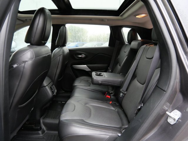 Used 2018 Jeep Cherokee Overland w/ Heavy Duty Protection Group AWD/4WD image 11