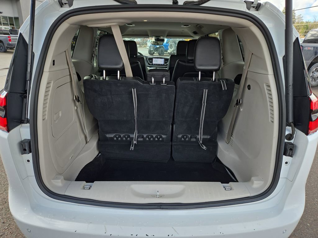 Used 2023 Chrysler Pacifica Touring-L FWD image 28