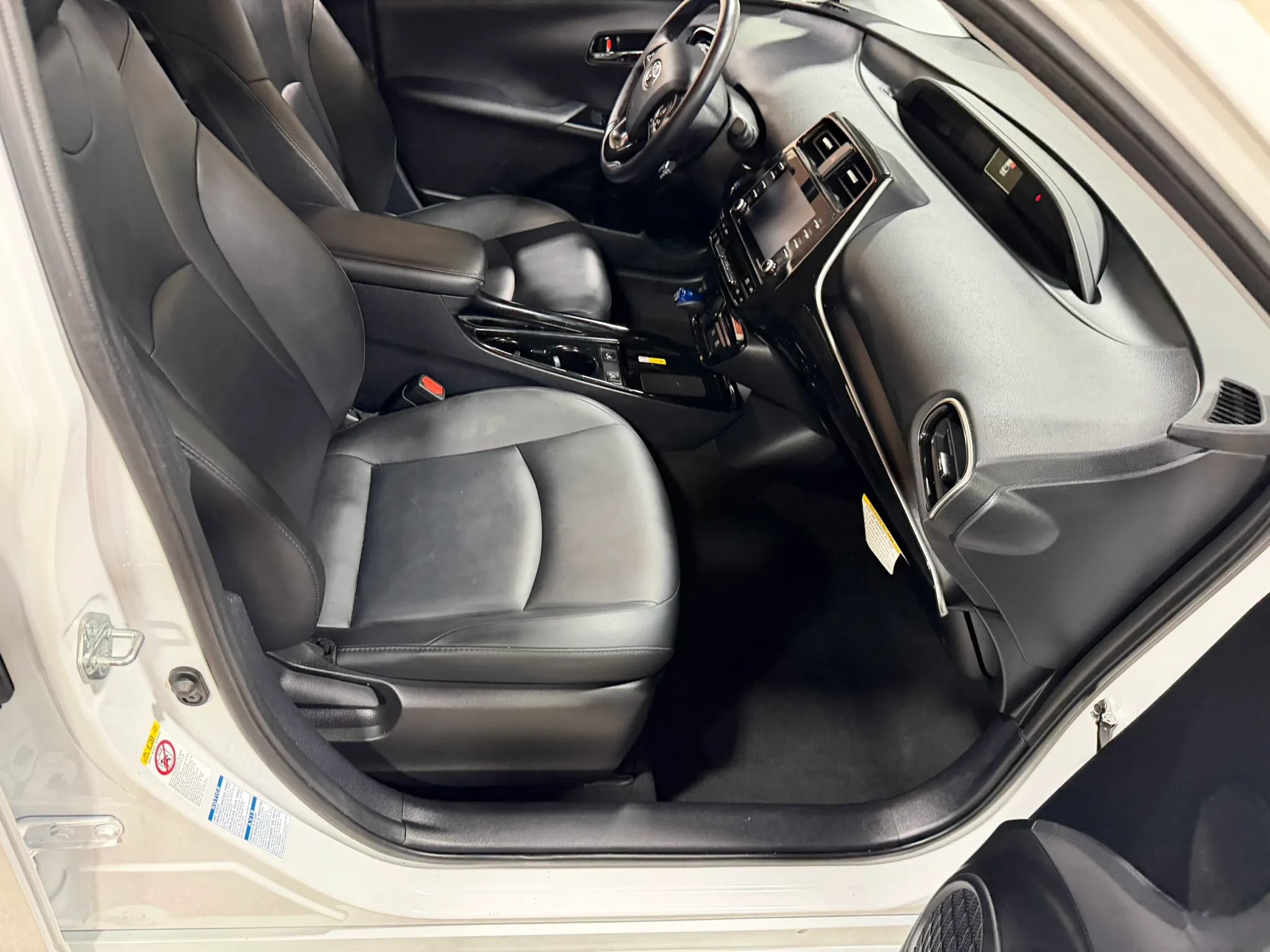 Used 2022 Toyota Prius XLE AWD/4WD image 42