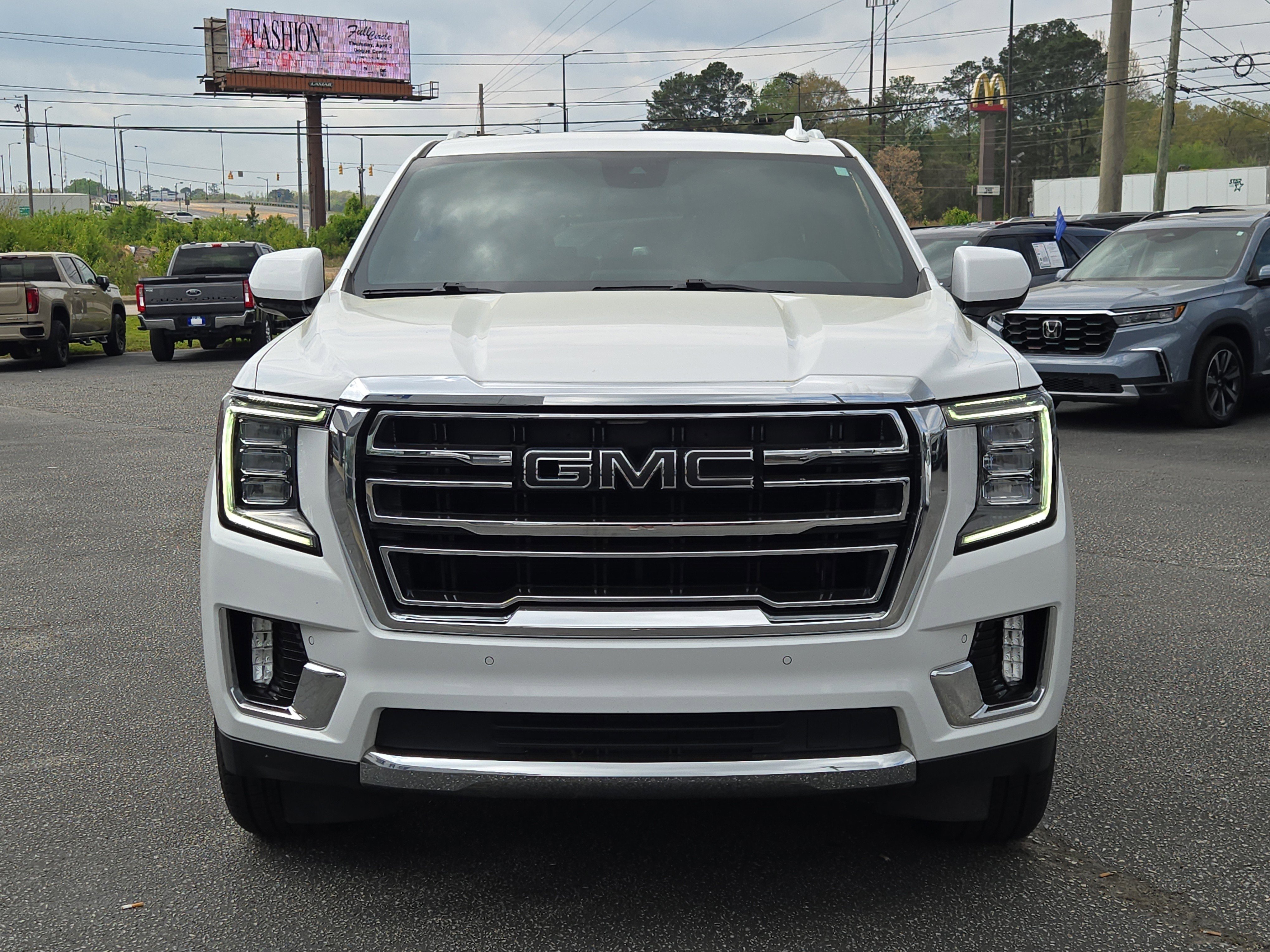 Used 2023 GMC Yukon SLT image 3