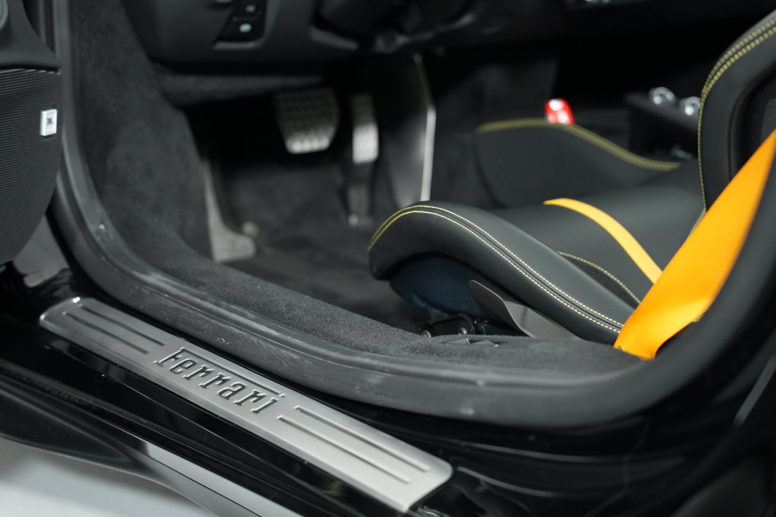 Used 2022 Ferrari F8 Spider RWD image 30