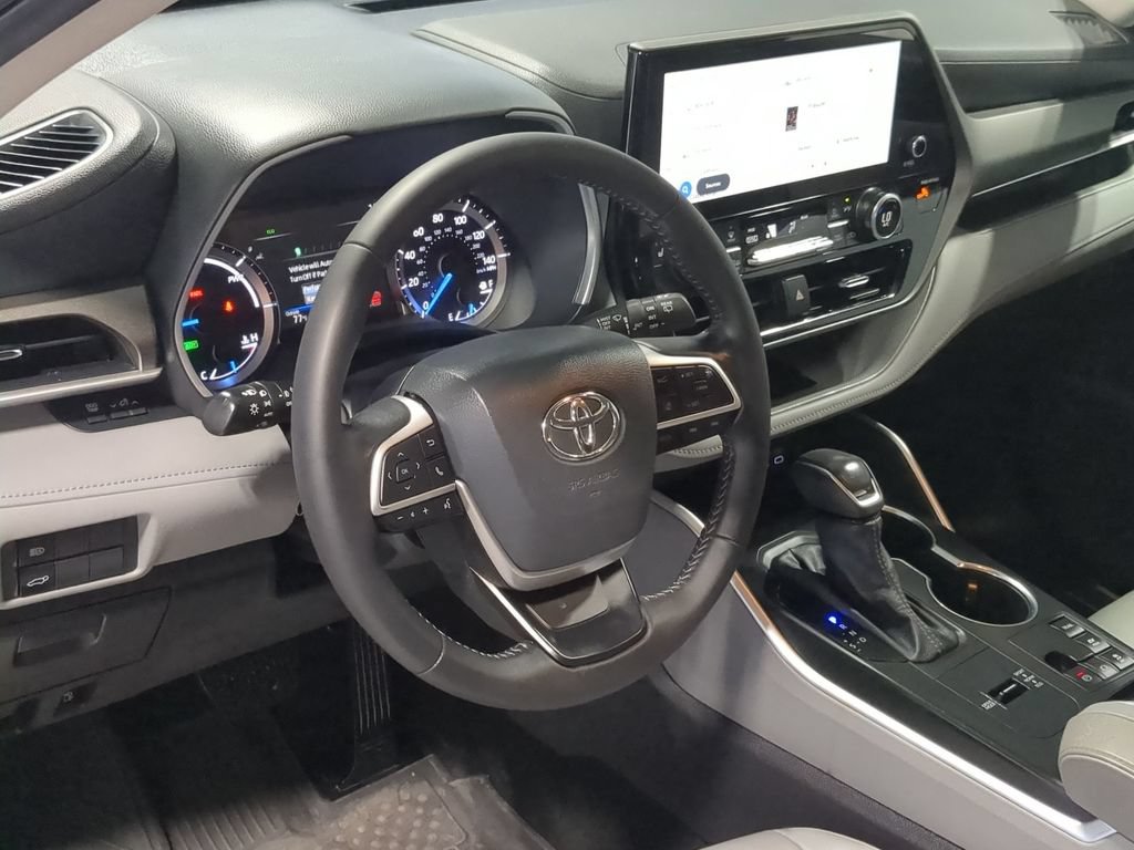 Used 2025 Toyota Highlander XLE AWD/4WD image 12