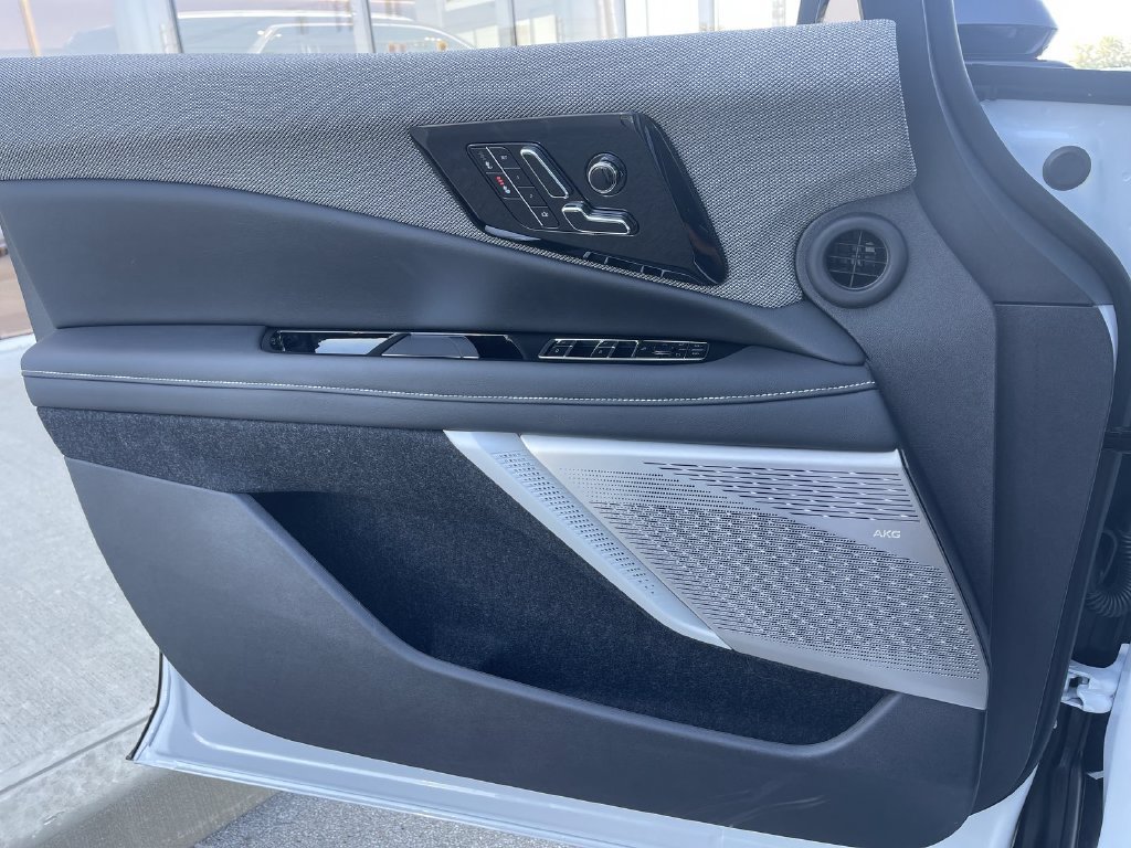 New 2027 Cadillac Optiq Luxury w/ LPO, Floor Liner Package AWD/4WD image 29