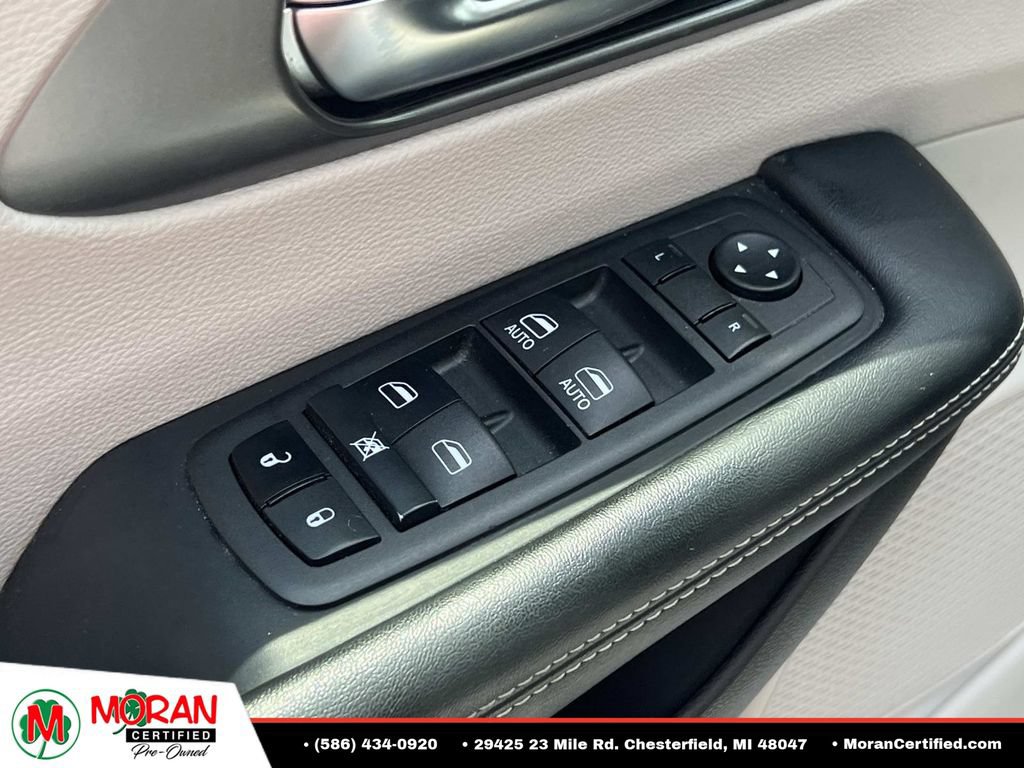 Used 2023 Chrysler Pacifica Touring-L FWD image 16