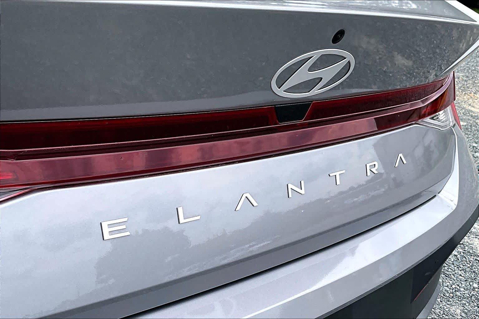 Used 2026 Hyundai Elantra SE FWD image 9