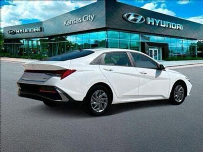 Used 2025 Hyundai Elantra Blue image 9