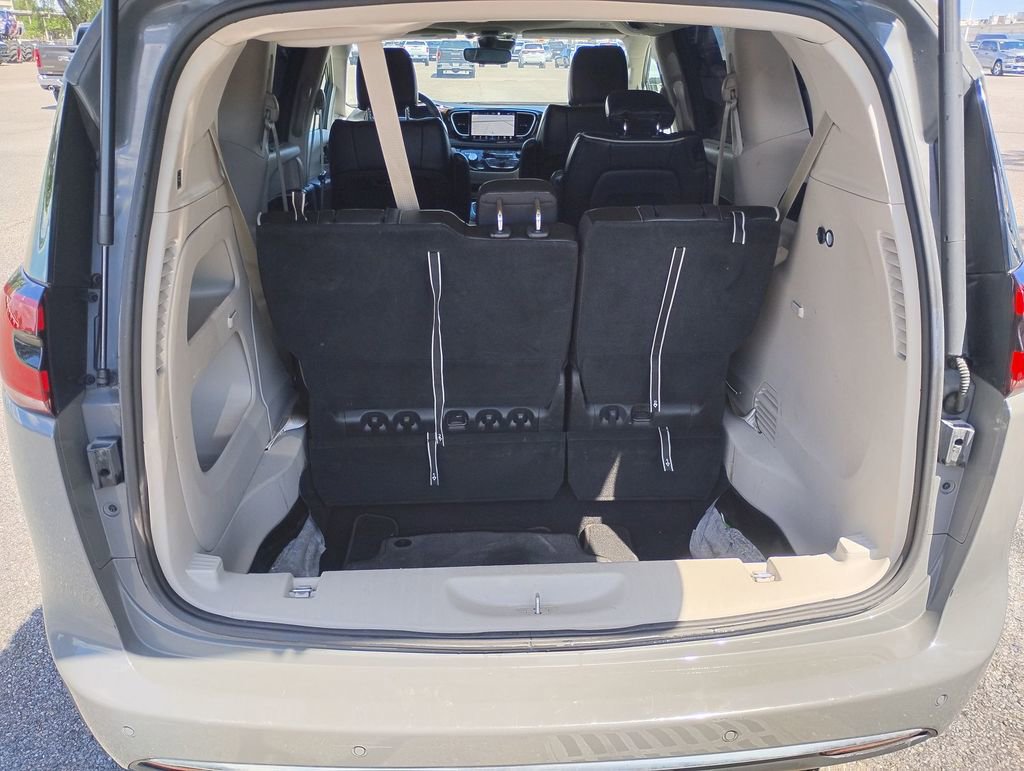 Used 2023 Chrysler Pacifica Limited FWD image 21