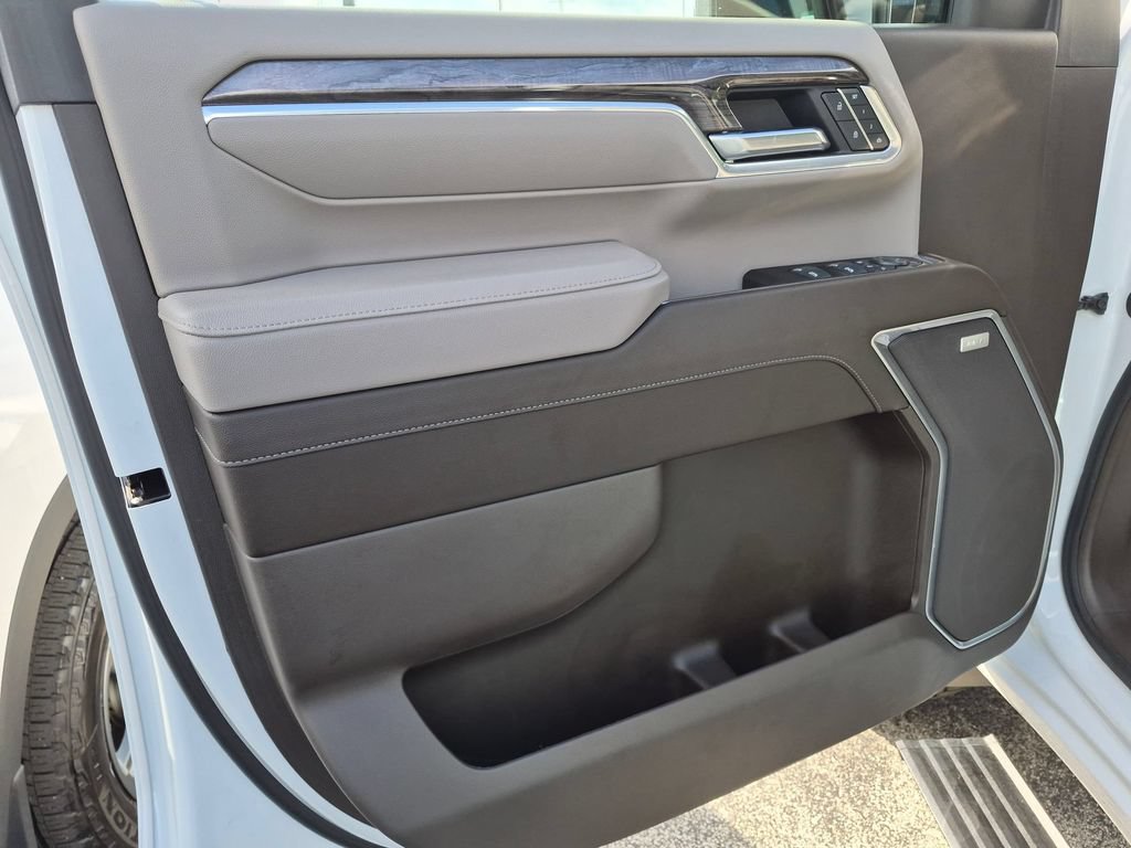 Used 2025 Chevrolet Silverado 2500 LTZ w/ LTZ Convenience Package AWD/4WD image 8