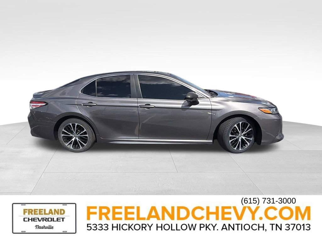 Used 2020 Toyota Camry SE image 2