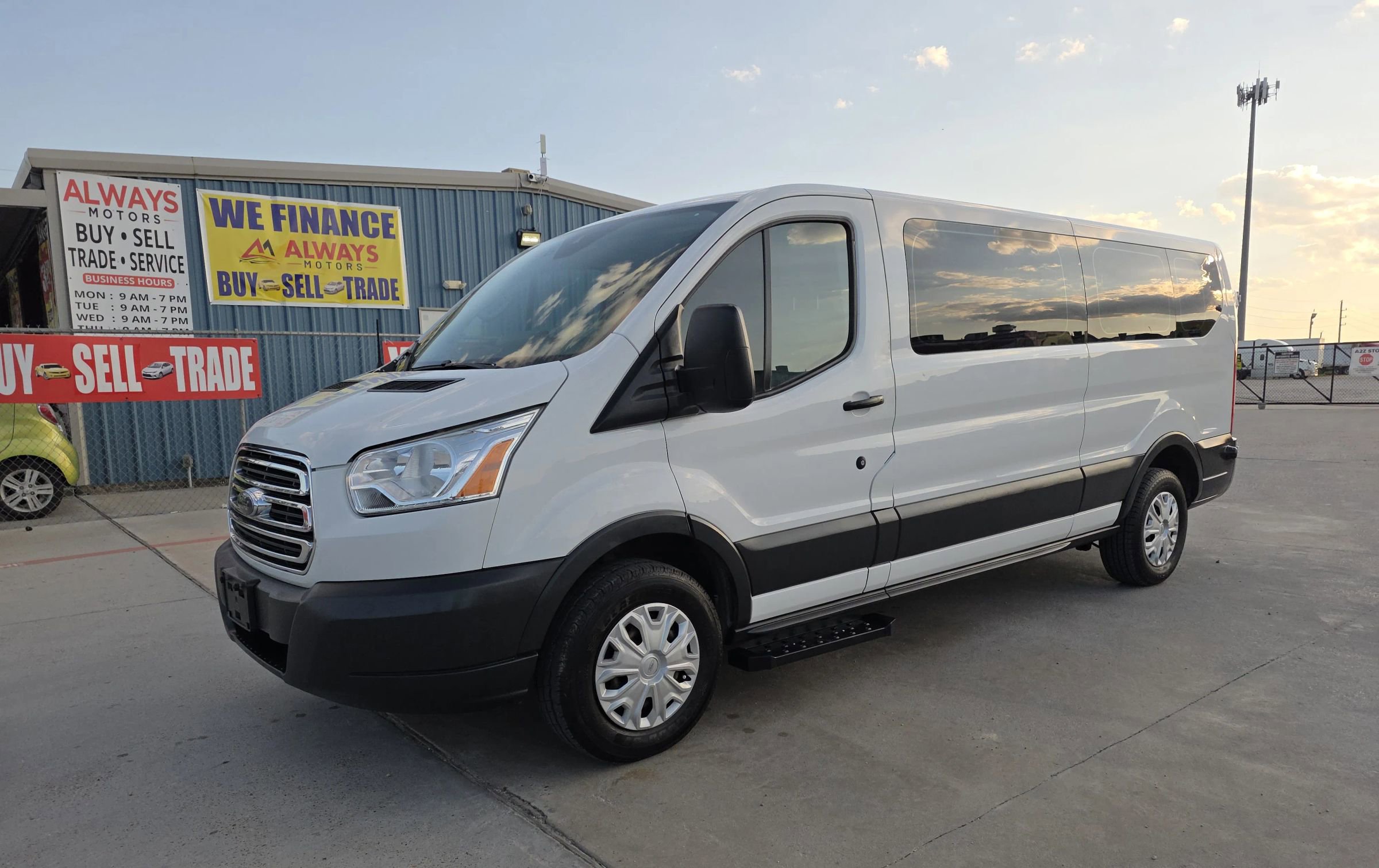 Used 2018 Ford Transit 350 XLT image 2