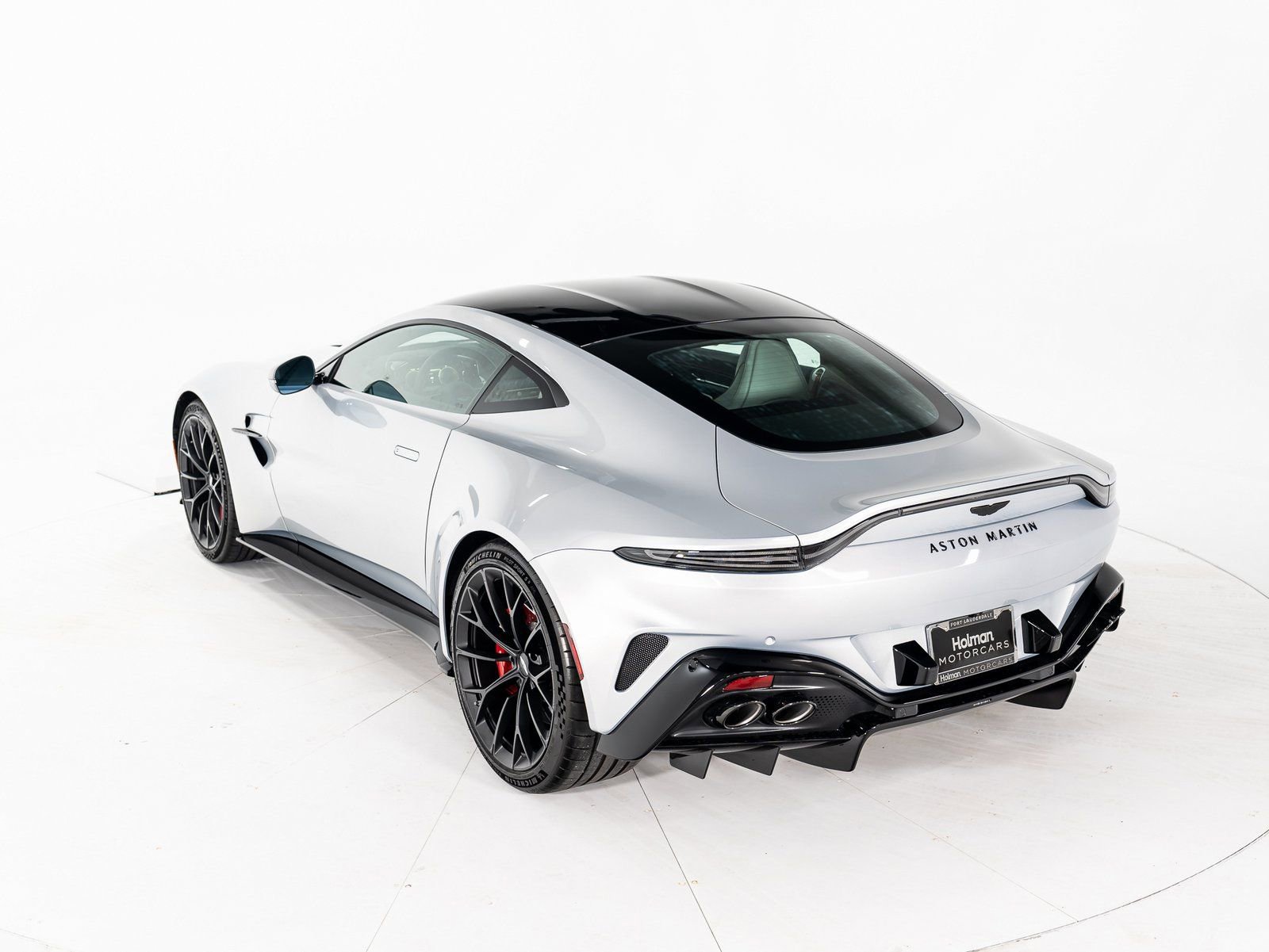Used 2025 Aston Martin V8 Vantage Coupe RWD image 3
