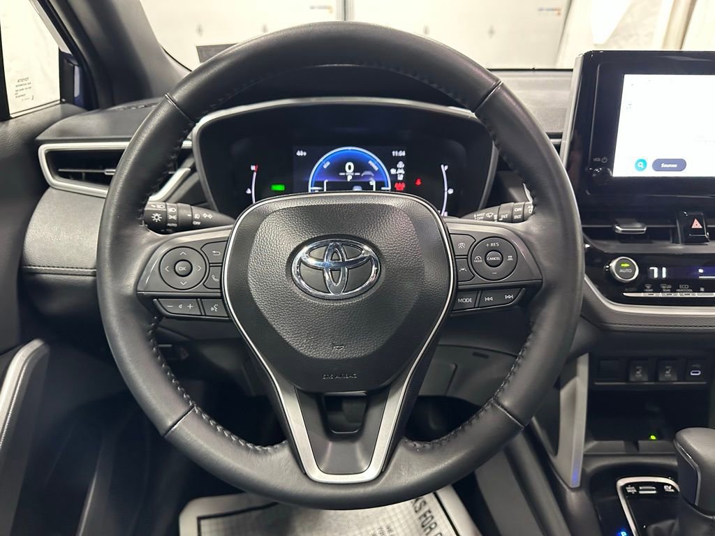 Used 2025 Toyota Corolla Cross XSE w/ Convenience Package image 17