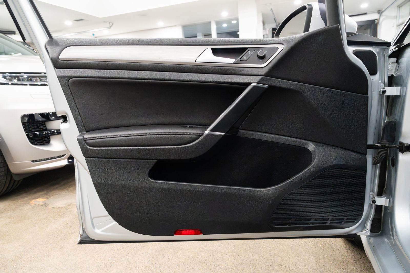 Used 2016 Volkswagen Golf SE image 14