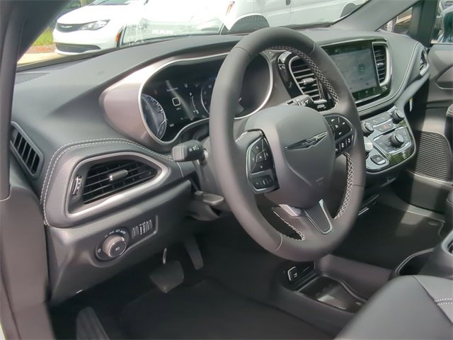 New 2026 Chrysler Pacifica Select image 35