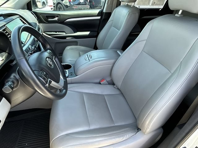 Used 2018 Toyota Highlander XLE w/ Carpet Mat Package (TMS) FWD image 18
