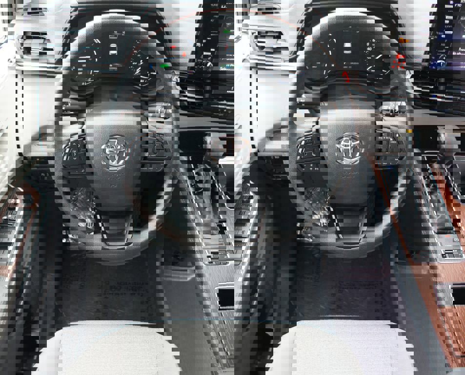 Used 2024 Toyota Sienna LE image 5