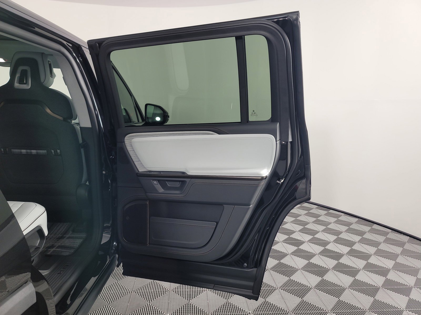 Used 2025 Rivian R1S Premium image 19