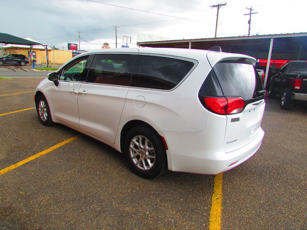 Used 2022 Chrysler Voyager LX image 8